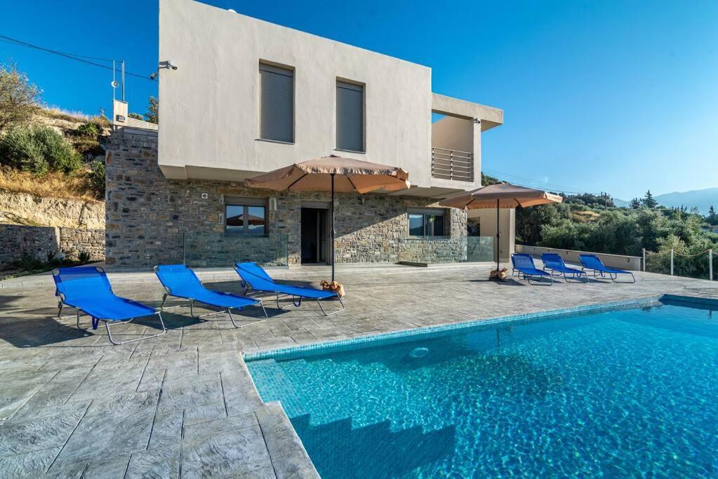 Modern Private With Infinity Pool Villa